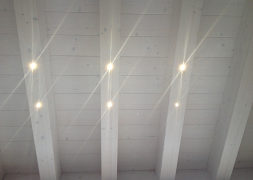 Il fascino dell'illuminazione a led per solai in legno, tetti e strutture in legno